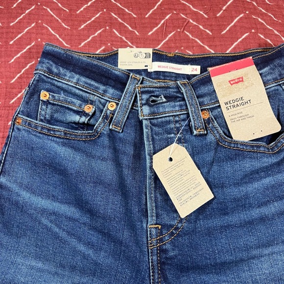 NEW Levi's Women's Wedgie Straight Jeans Dark Wash Size 24 - Picture 2 of 12